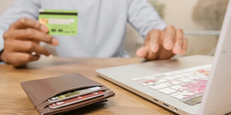 Integracja SMS z e-commerce – jakie korzyści realnie przynosi Twojemu sklepowi?