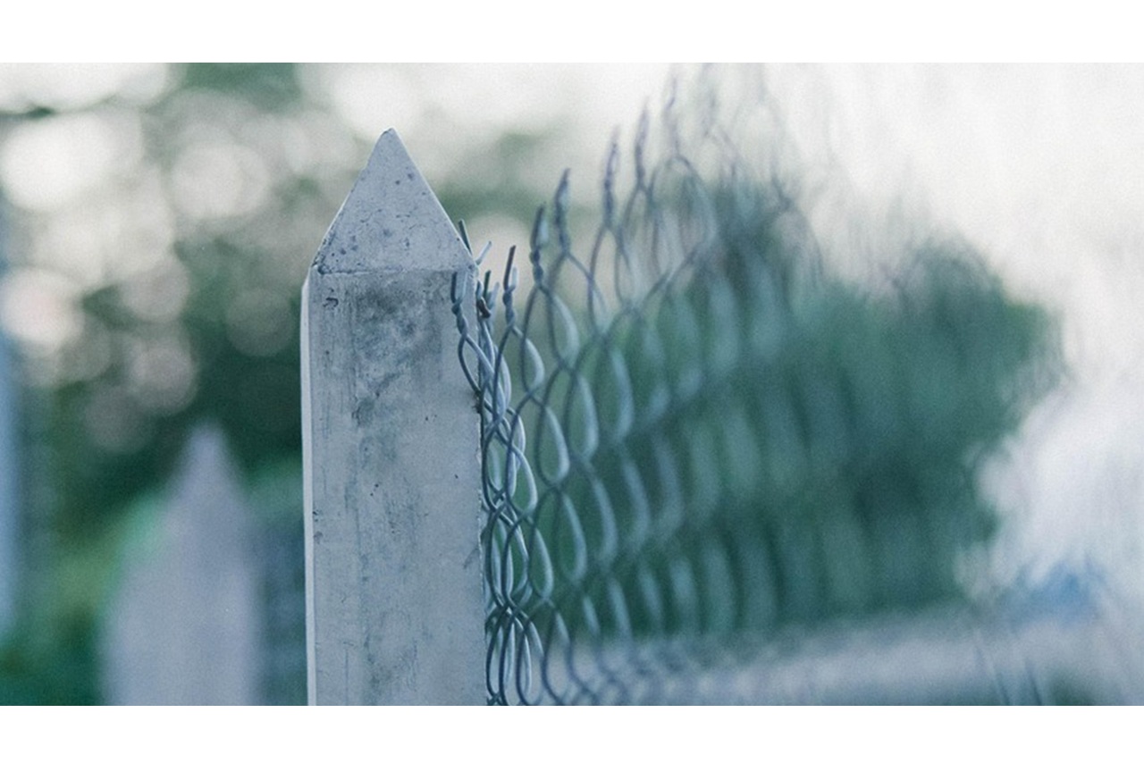 PVC czy technorattan? Podpowiadamy, jaką taśmę ogrodzeniową wybrać!