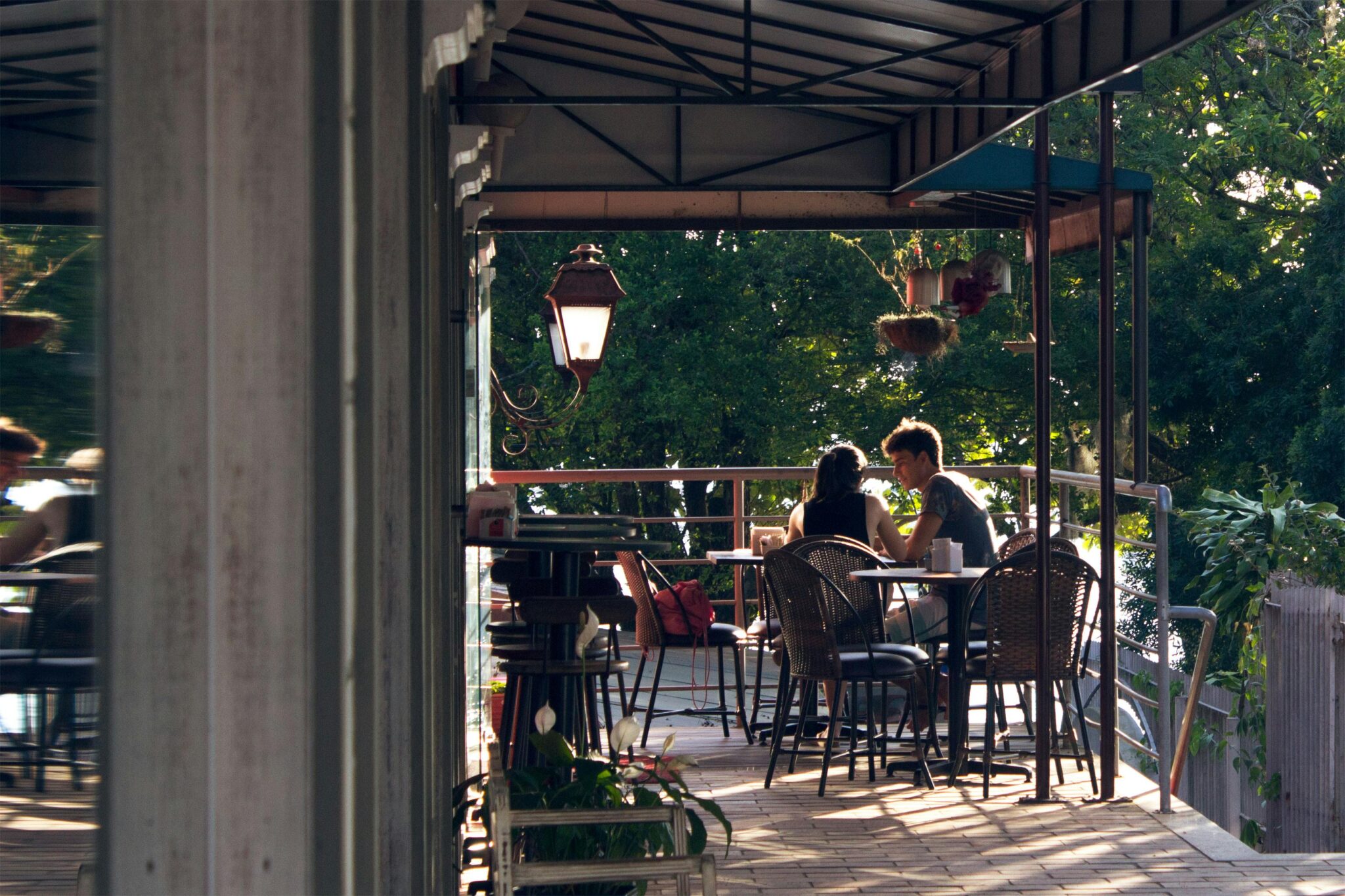Jakie są najlepsze materiały do produkcji stolików kawiarnianych i restauracyjnych?