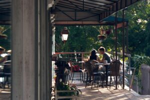Jakie są najlepsze materiały do produkcji stolików kawiarnianych i restauracyjnych?