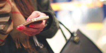 SMS marketing w świecie smartfonów – jak skutecznie budować relacje z klientem w 160 znakach?